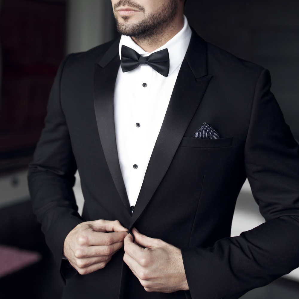 hombre vestido con traje azul